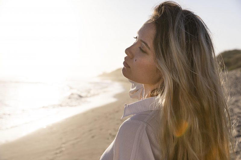 Mulher pensativa na praia 