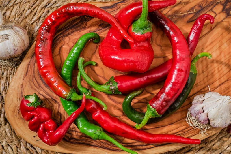 Pimenta em uma mesa de madeira