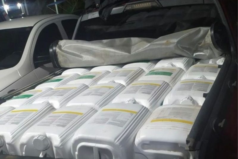 Homens transportavam R$ 100 mil em agrot&oacute;xicos contrabandeados – Foto: PM/Divulga&ccedil;&atilde;o