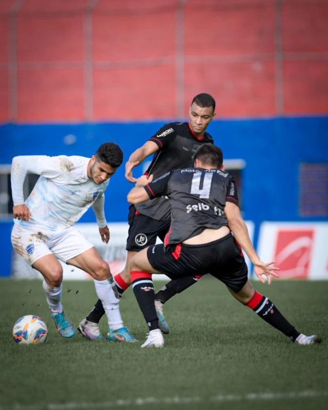 Copa SC teve empate em 2 a 2 entre Barra, jogador de camisa branca, e JEC, dois jogadores de camisa preta