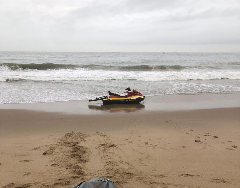 Foto mostra jet-ski que resgatou corpo boiando