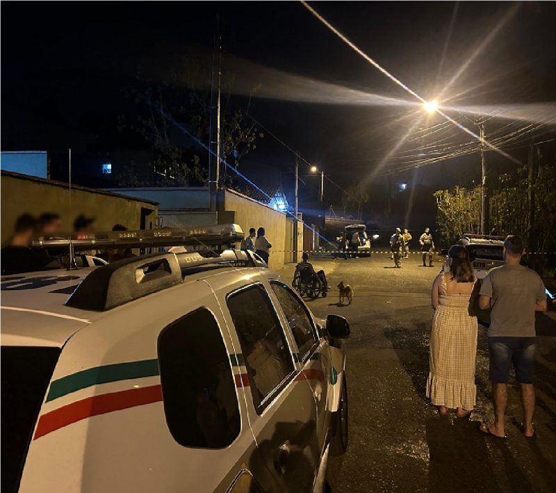 Corpo de mulher desaparecida é encontrado escondido em monte de capim