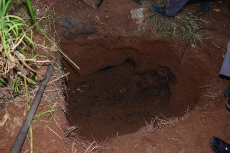 Cova na terra onde foram encontrados membros do PCC