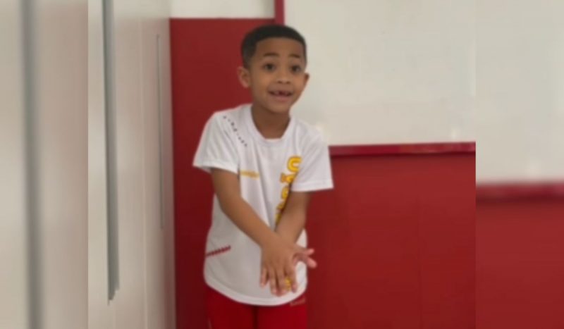 Nas redes sociais, o pequeno Theo, de 7 anos, conta como foi a técnica que usou para salvar bebê de engasgamento