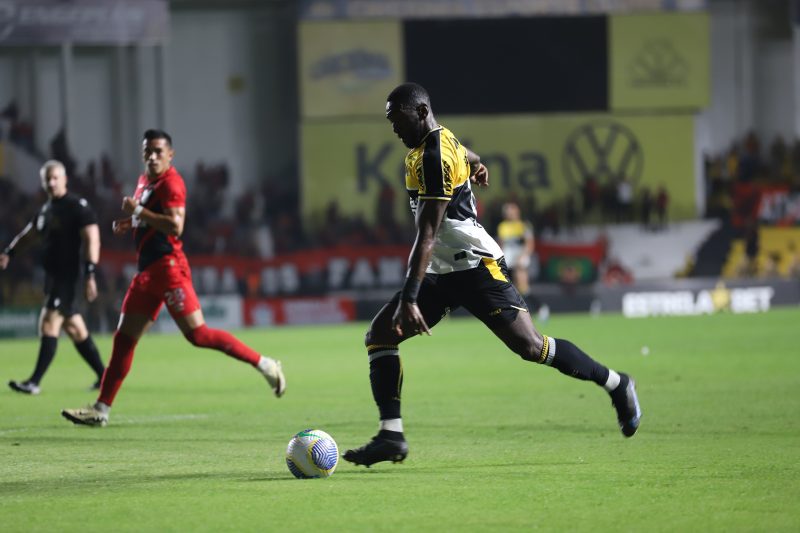 Jogador Bolasie, do Criciúma, em lance no ataque contra o time vermelho do Athletico