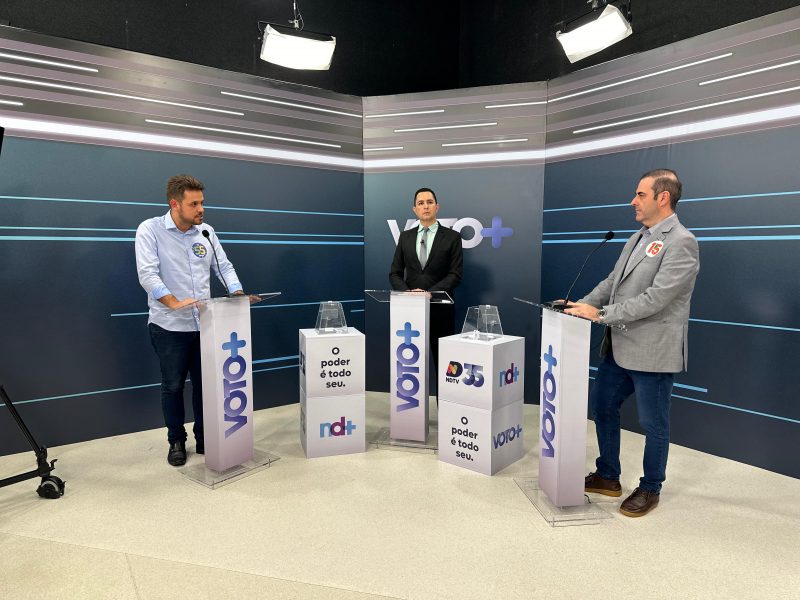 Candidatos à Prefeitura de Itajaí Osmar Teixeira e Carlos Chiodini durante debate do ND Mais