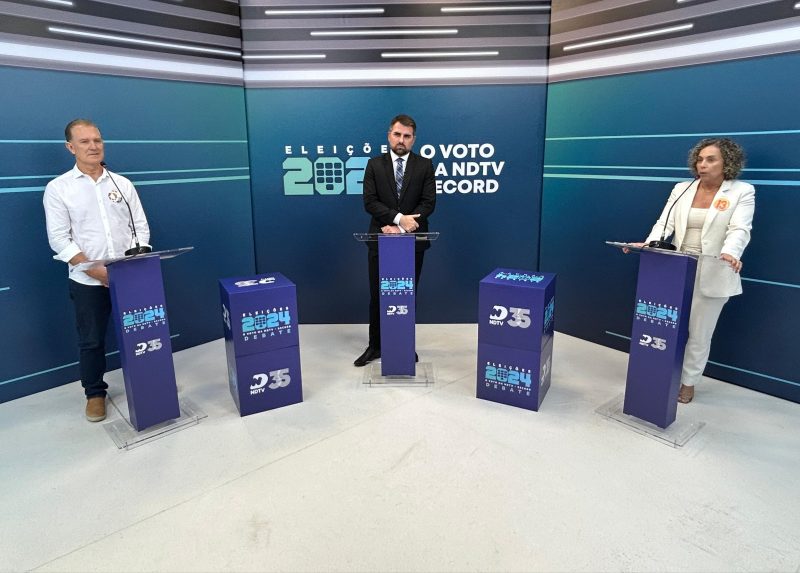 Candidatos durante debate na NDTV em Blumenau