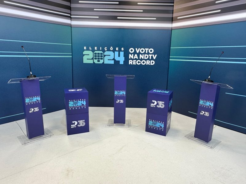 Estúdio da NDTV Record Blumenau preparado para debate com candidatos a prefeito da cidade 