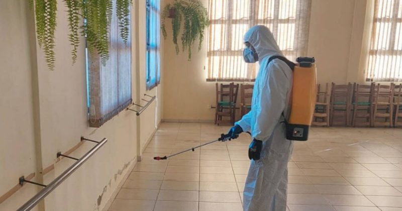 Homem com roupa apropriada e máscara dedetizando interior de uma casa para ilustrar estratégia de combate à dengue