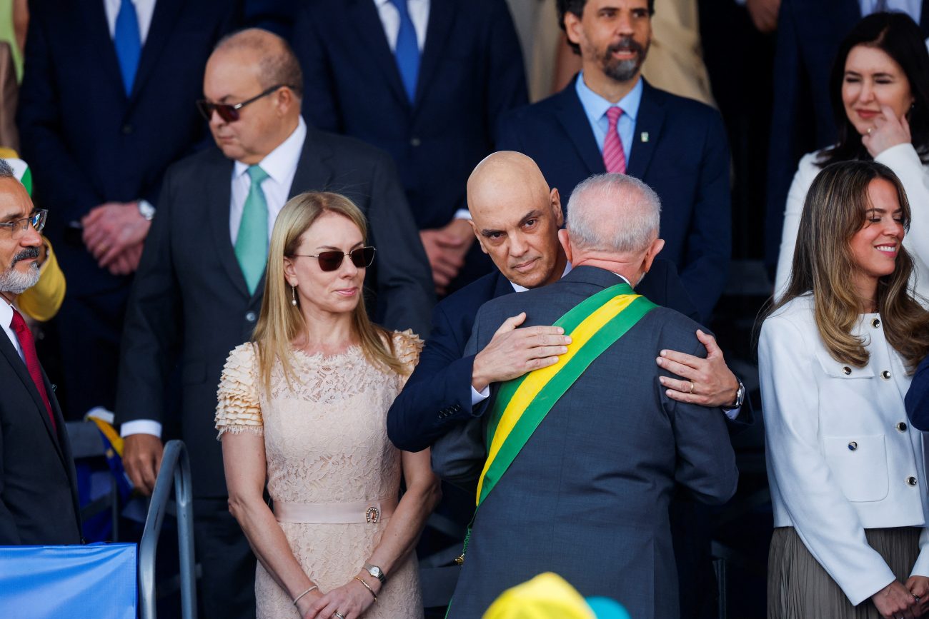 Ministro do STF, Alexandre de Moraes, cumprimenta Lula em comemoração ao 7 de Setembro - Foto: Adriano Machado/ AFP/ Reprodução/ ND - Reuters/ Reprodução/ ND