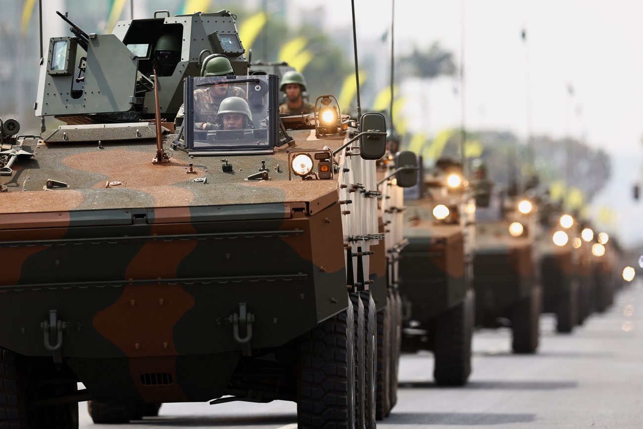 Veículos militares do Exército durante desfile de 7 de setembro em Brasília - Foto: Ueslei Marcelino/ AFP/ Reprodução/ ND - Reuters/ Reprodução/ ND