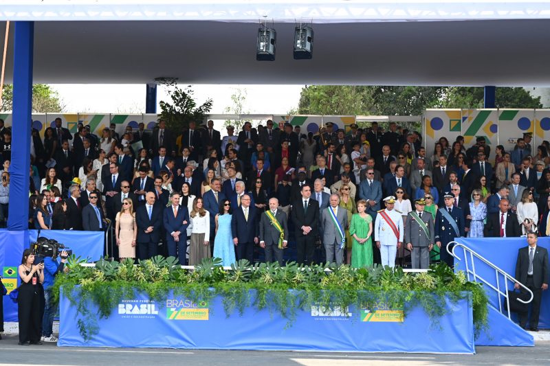 Presidente Lula prestigia desfile de 7 de setembro em Brasília, ao lado do vice, Geraldo Alckmin, dos ministros do STF, Alexandre de Moraes e Luís Roberto Barroso, e do Congresso Nacional, Rodrigo Pacheco