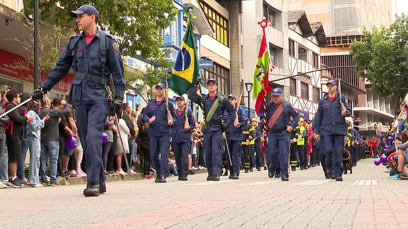 Bombeiros durante desfile de 7 de setembro em Blumenau