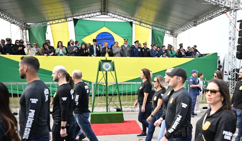 Governador Jorginho Melo acompanha desfile de 7 de setembro em Florianópolis