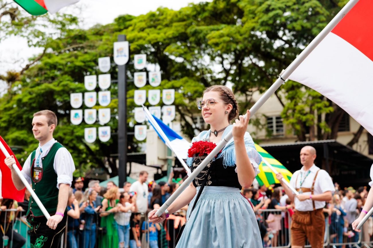 Diversos grupos desfilam na rua XV de Novembro na Oktoberfest Blumenau - Daniel Zimmermann/Reprodução ND