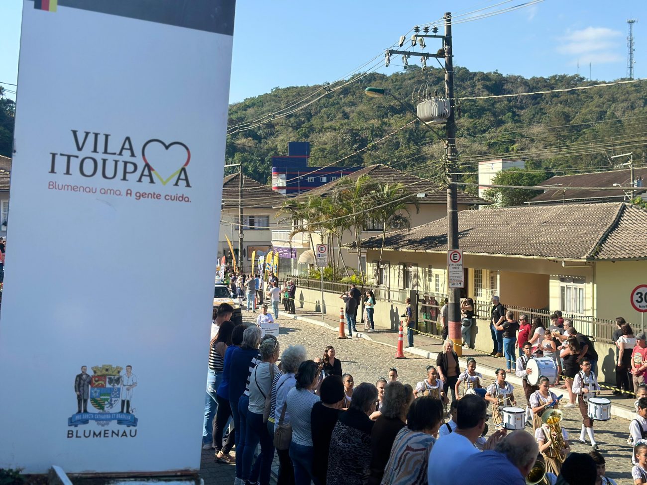 Tradicional desfile na Vila Itoupava começou às 15h - Talita Kehl/NDTV