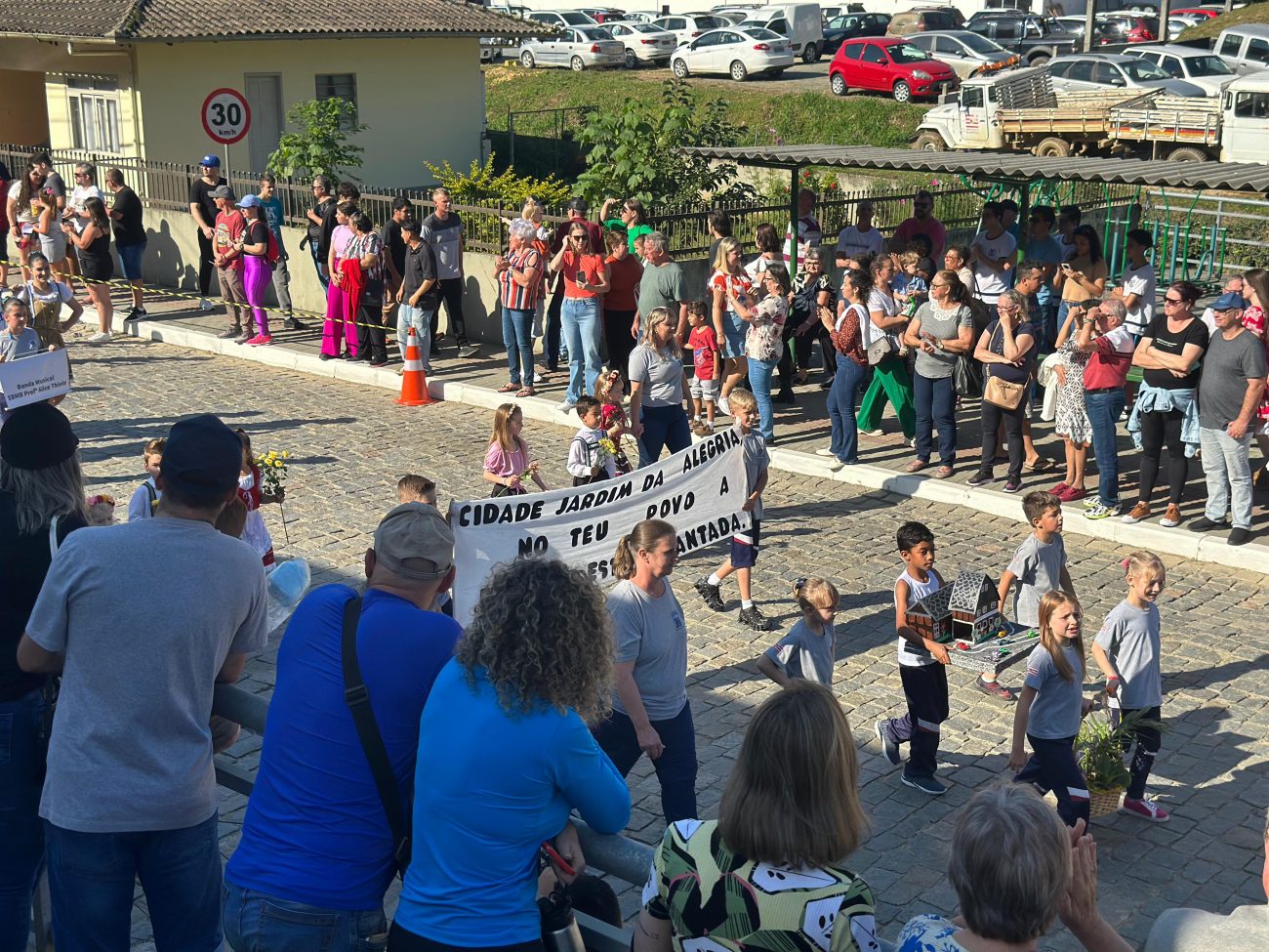 Escolas, bandas e bandas marciais estiveram presentes no desfile - Talita Kehl/NDTV