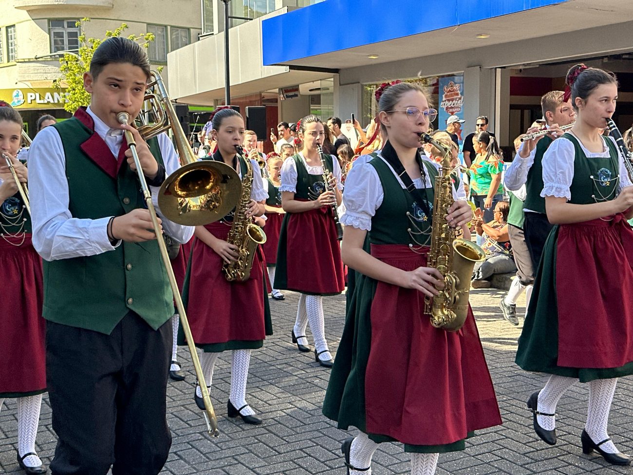 O público presente acompanhou o famoso desfile no centro da cidade – Larissa da Silva/NDTV