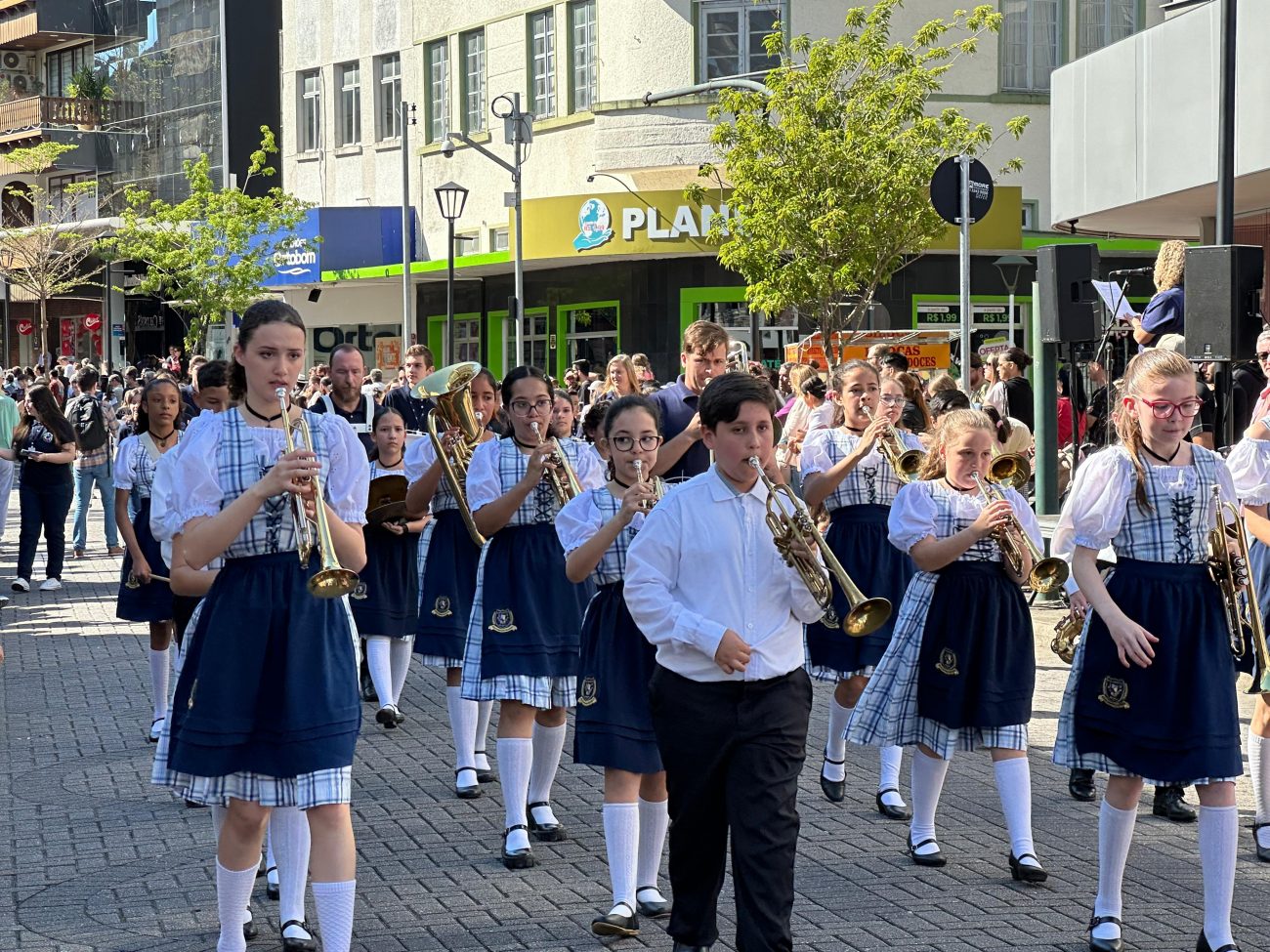 Bandas e bandas marciais participaram do desfile na Rua XV de Novembro - Larissa da Silva/NDTV