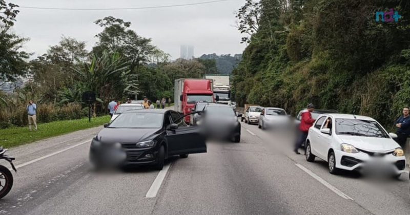 imagem mostra trânsito gerado por caminhonete em chamas na BR-101 no Morro do Boi em Balneário Camboriú