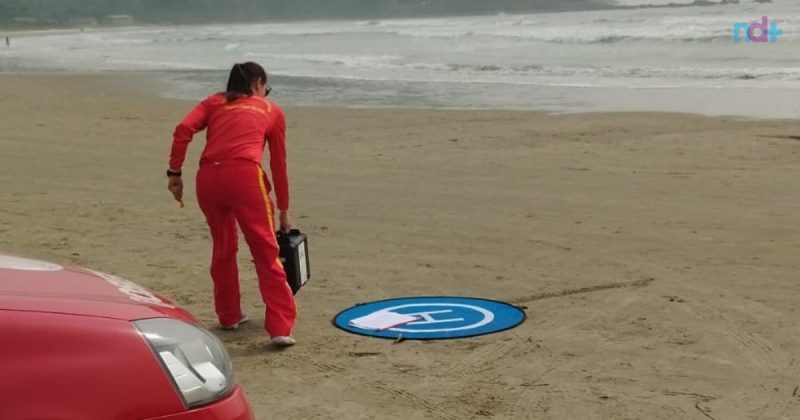 Imagem de bombeiros que fazem buscas por menino desaparecido no mar de Garopaba