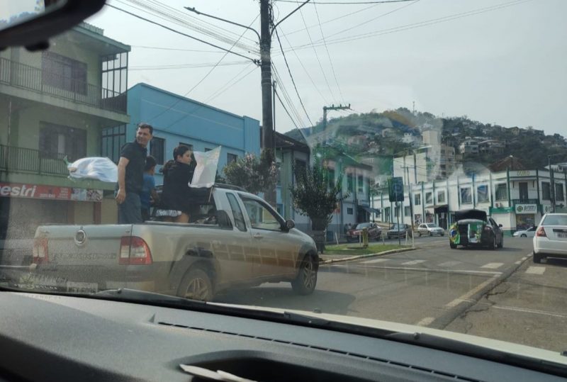 Em cima do caminhão, Claudir Duarte, conhecido como Dire, faz campanha de casa em casa mesmo sendo o único candidato a prefeito de Ouro, no Centro-Oeste – Foto: Divulgação/ND