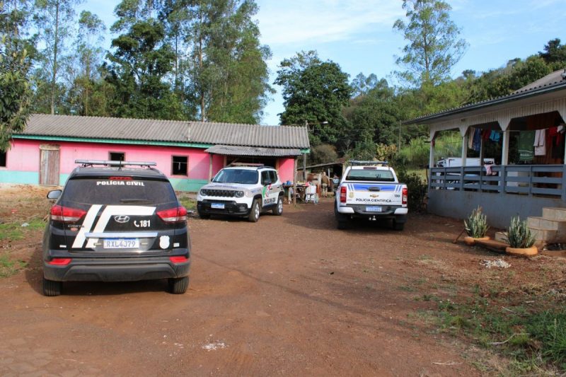 O corpo do jovem foi localizado após as equipes da polícia realizarem escavações em um terreno baldio.