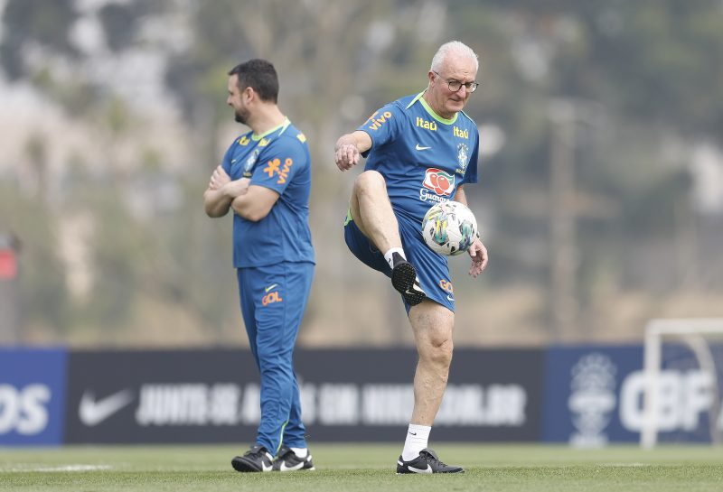 Dorival Júnior durante treino da seleção brasileira