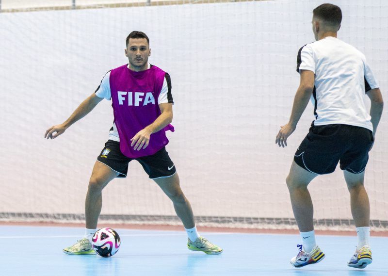 Dyego conduz a bola durante treino da seleção brasileira de futsal