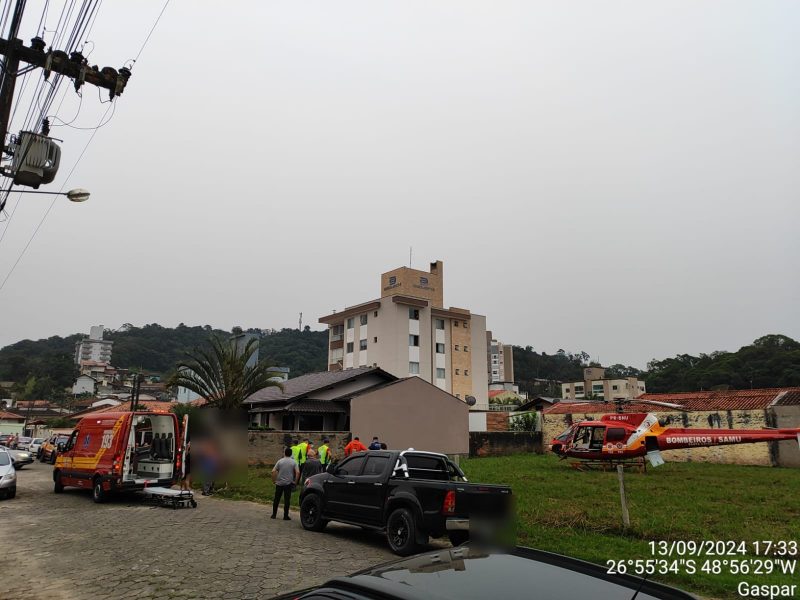 Viaturas durante atendimento de homem eletrificado em Gaspar 