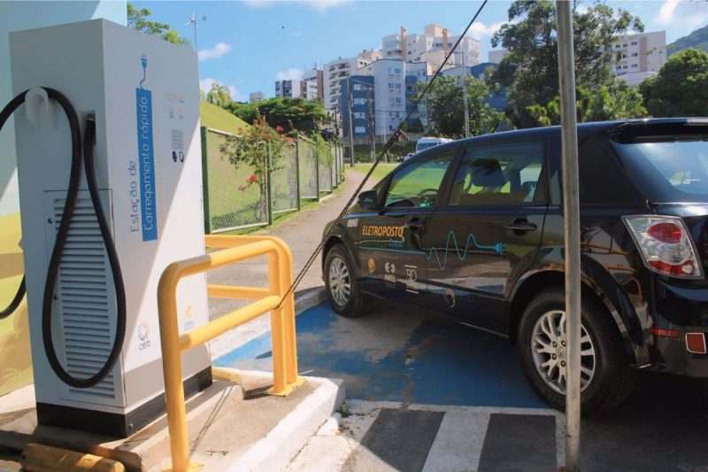 Carro elétrico faz recarga em eletroposto da Celesc