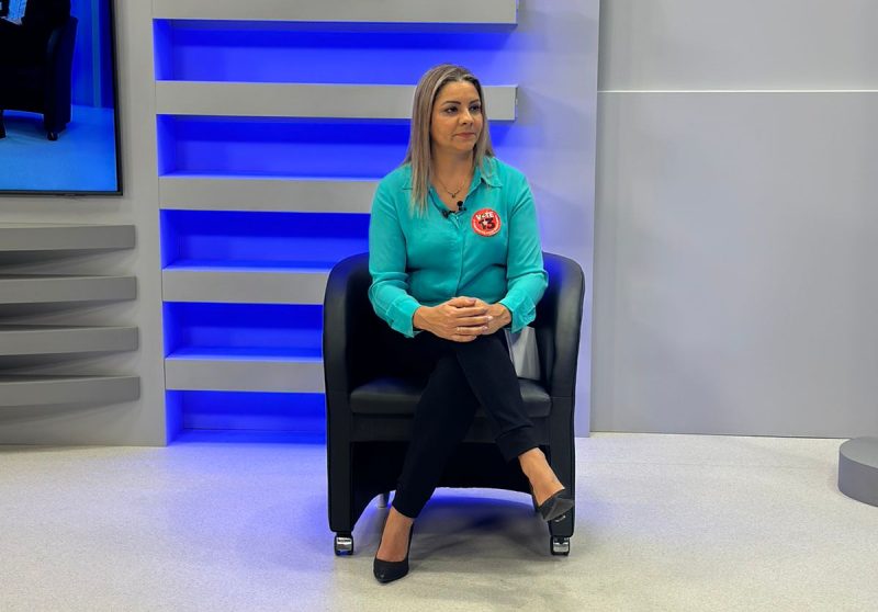 Foto mostra Eliane Garim dando entrevista