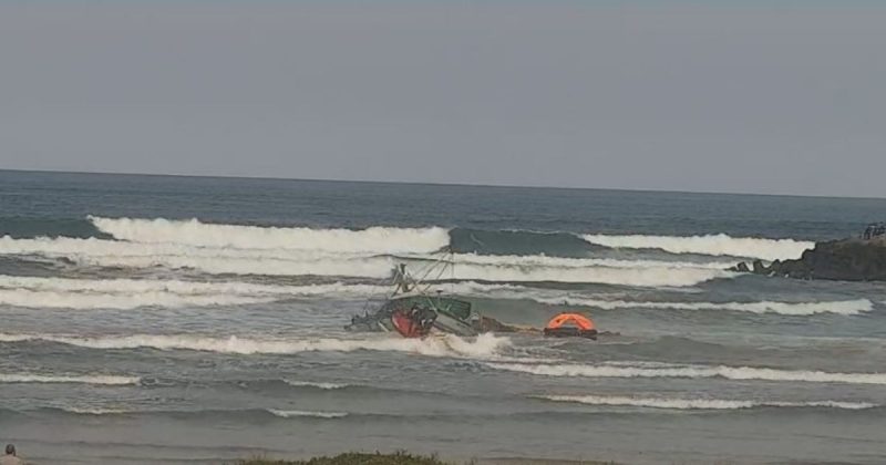 Embarcação virou na barra do Rio Mampituba em Passo de Torres