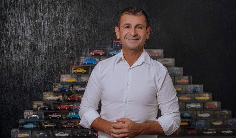 Empresa de películas foi fundada há 34 anos pelo empresário catarinense Ney Moraes, na foto, ele aparece sorrindo de camisa branca com o fundo de carros de brinquedo