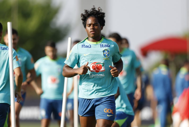 Endrick correndo durante treino da seleção brasileira