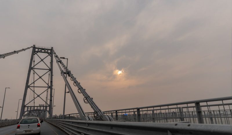 Ponte Hercílio Luz, em Florianópolis, em dia nublado