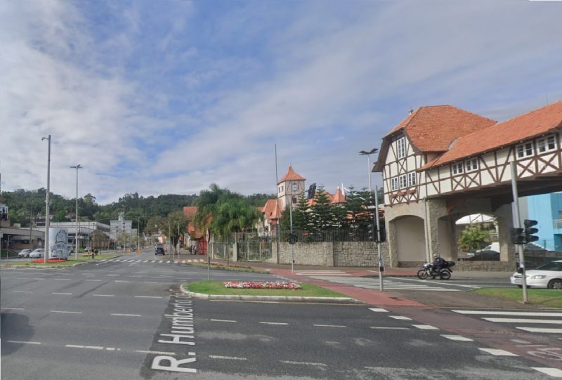 Foto da rua em frente a entrada do Parque Vila Germânica 