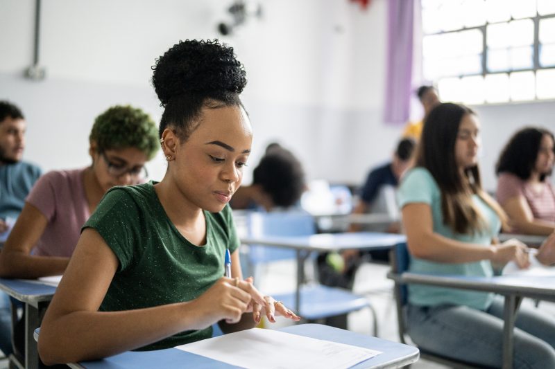 Alunos em sala de aula, onde irão realizar as provas de fisíca