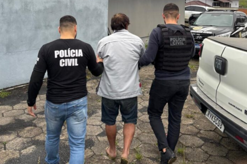 Homem sendo conduzido pela polícia após condenação por estuprar a própria filha