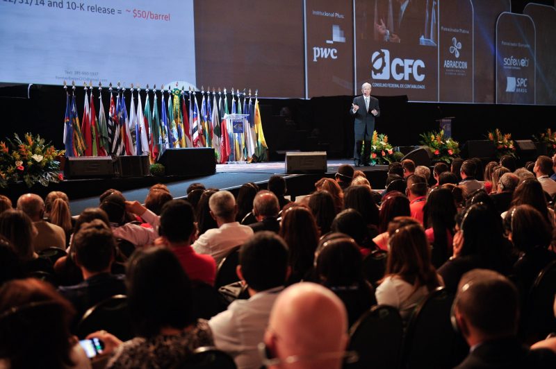 Dezenas de pessoas reunidas no maior evento de contabilidade do Brasil