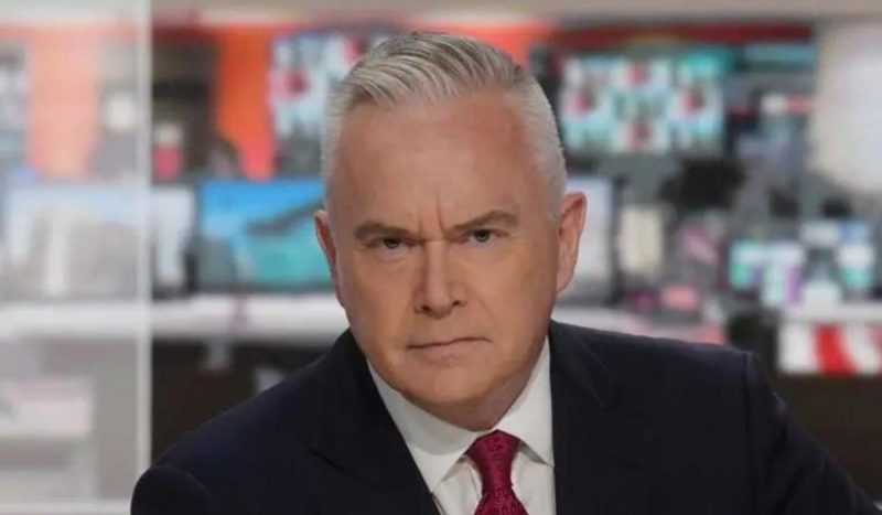 ex-apresentador da BBC, Huw Edwards sério, olhando para a câmera