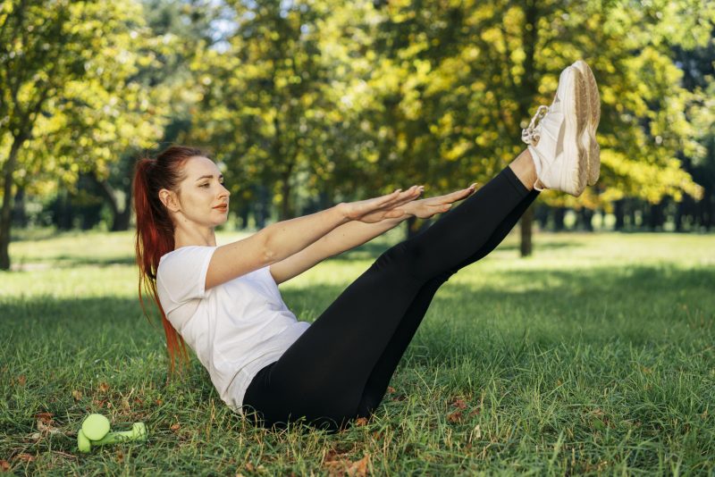 Mulher praticando exercícios físicos