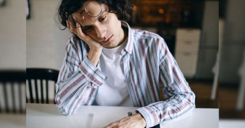 Homem cansado com óculos na testa