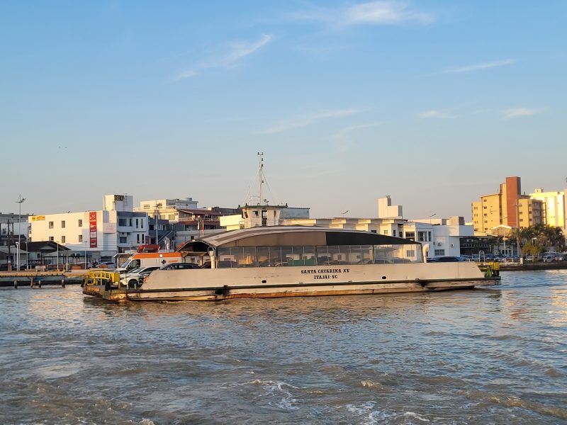 Justiça deve definir se empresa que administra o ferry boat de Itajaí e Navegantes deve pagar valor milionário em ICMS 