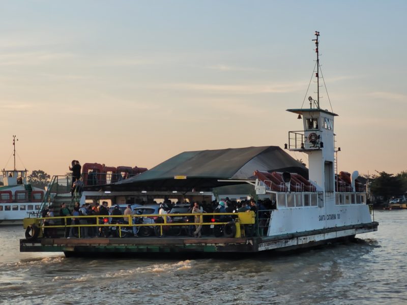 imagem de uma das balsas do Ferry Boat entre Itajaí e Navegantes