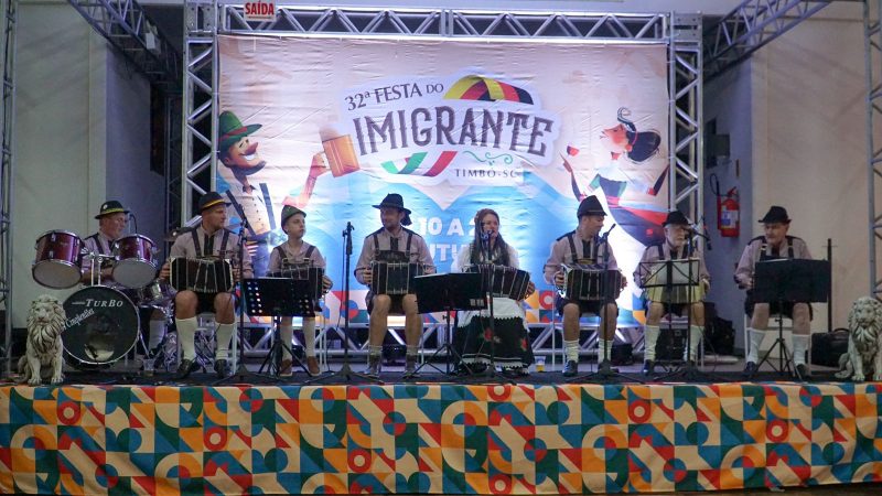 Apresentação de banda no lançamento da festa do imigrante 