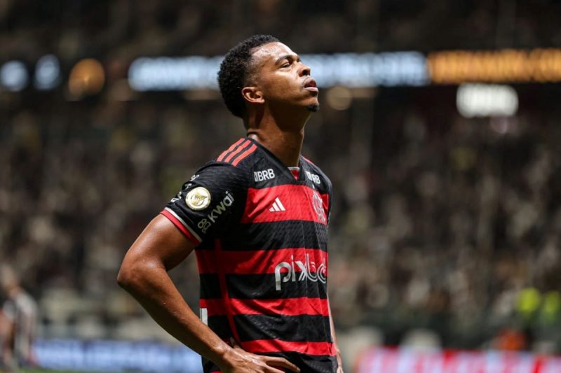 Carlinhos olha para o alto durante jogo do Flamengo no Campeonato Brasileiro