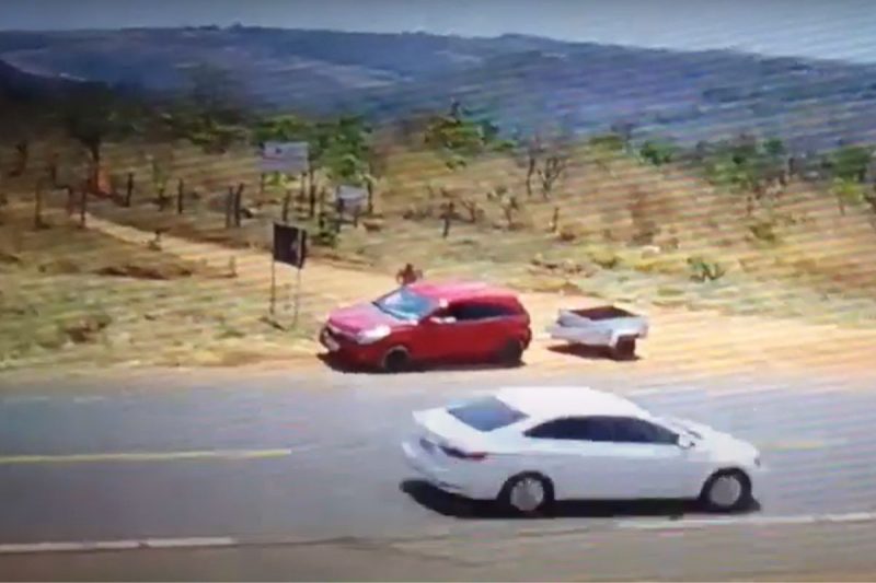 Homem foi flagrado ateando fogo em &aacute;rea de mata – Foto: Ag&ecirc;ncia Bras&iacute;lia/Reprodu&ccedil;&atilde;o