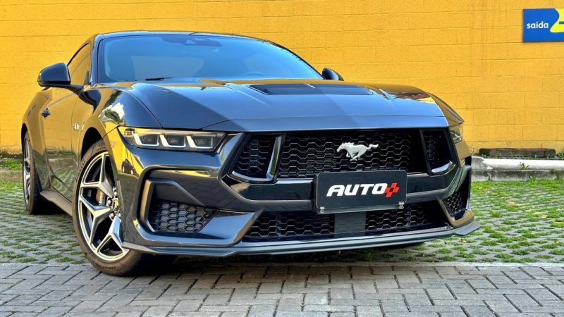 Ford Mustang preto com placa do Auto+
