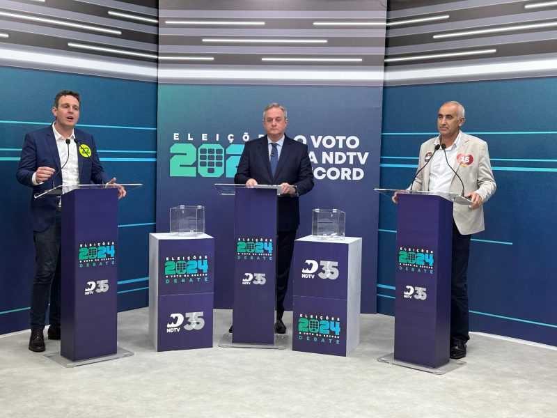 Ricardo Guidi, do PL e Jos&eacute; Paulo Ferrarezi, do MDB, apresentam propostas na &aacute;rea educacional de Crici&uacute;ma em debate na NDTV – Foto: Pedro de Jesus/NDTV Record
